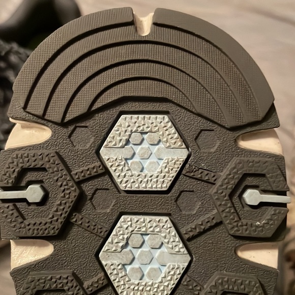 Ladies New Balance 510 V3 shoes. Used, size 9.5, color is gray Worn very little. - Picture 4 of 8